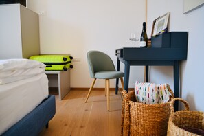2 bedrooms, in-room safe, desk, blackout curtains