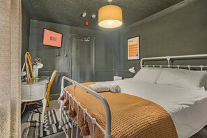 1 soverom, strykejern/-brett, internettilgang og sengetøy
