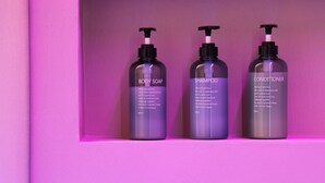 Three bottles of body soap, shampoo, and conditioner in a purple container. - La Piazzetta, Luxury Charming Balcony Room, a few steps from the beach  (Polignano a Mare)