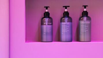 Secador de pelo, toallas, jabón, shampoo