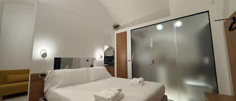 1 habitación, tabla de planchar con plancha, wifi gratis y ropa de cama