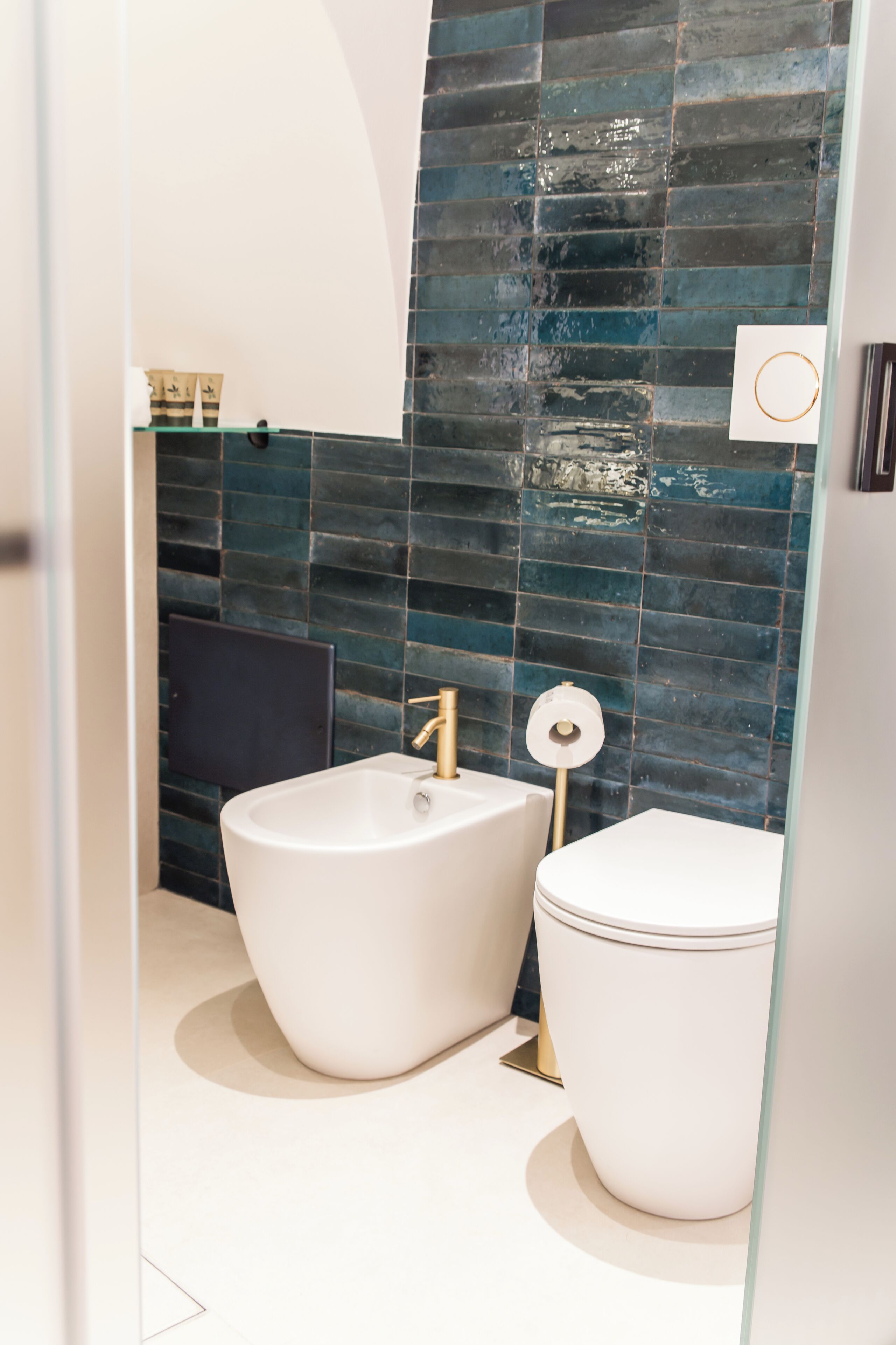 Douche, sèche-cheveux, bidet, serviettes fournies