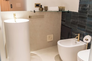 Shower, hair dryer, bidet, towels - Madia's House by MONHOLIDAY (Monopoli)