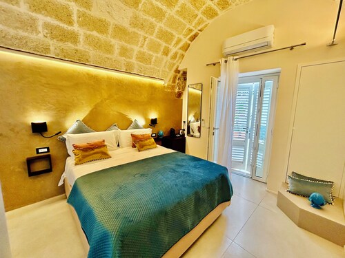 La Piazzetta Spa Room, a charming central accommodation with a private pool