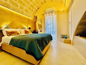 1 bedroom, in-room safe, iron/ironing board, free WiFi - La Piazzetta Spa Room, a charming central accommodation with a private pool (Polignano a Mare)