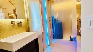 Asciugacapelli, asciugamani, sapone, shampoo