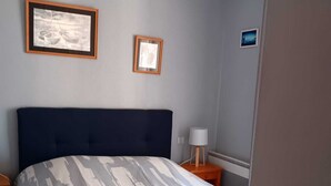 4 soverom, skrivebord, strykejern/-brett og reiseseng for barn