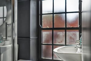 Dusj, hårføner og håndklær