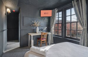 1 soverom, skrivebord, internettilgang og sengetøy