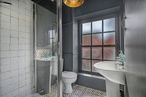 Suihku, hiustenkuivaaja, pyyhkeet