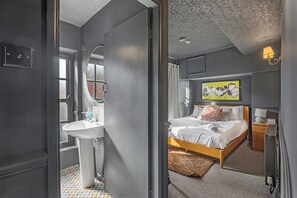 1 soverom, skrivebord, internettilgang og sengetøy