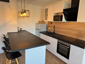 Réfrigérateur, micro-ondes, four