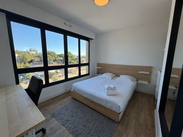 1 chambre, fer et planche à repasser, accès au Wi-Fi (inclus)