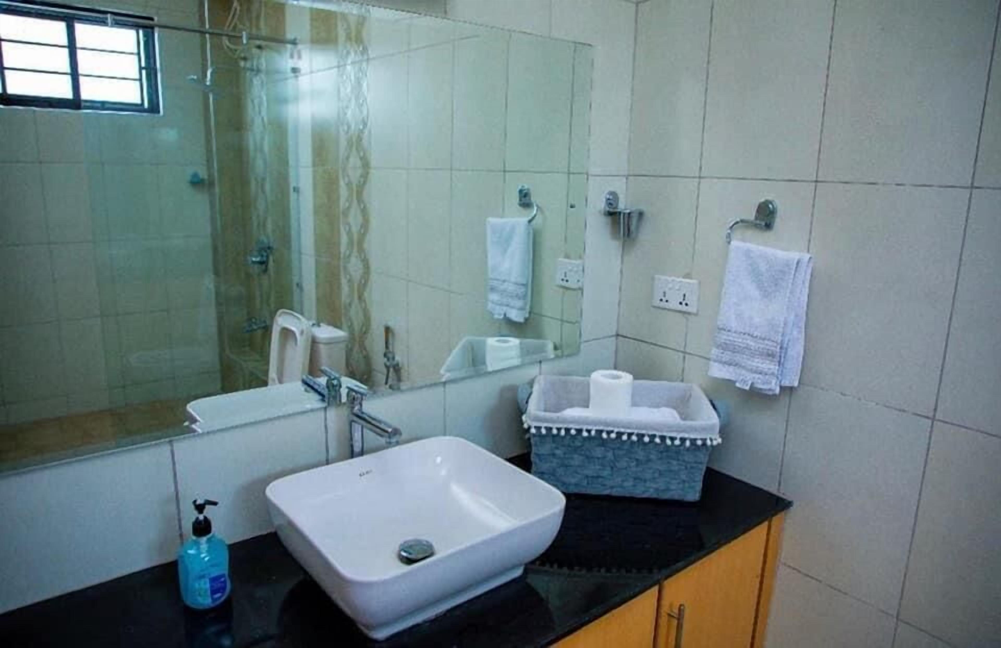 Deluxe Apartment | Bathroom | Shower, free toiletries, slippers, towels