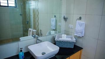 Deluxe Apartment | Bathroom | Shower, free toiletries, slippers, towels