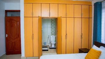 Deluxe Apartment | Bathroom | Shower, free toiletries, slippers, towels