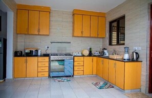 Private kitchen - Lux Suites Jumbo Apartments kisumu (Kisumu)