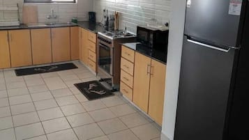 Lägenhet Superior | Eget kök | Kylskåp, mikrovågsugn och grytor/köksredskap