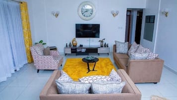 Lägenhet Deluxe | Vardagsrum | 32-tums smart-tv med digitalkanaler