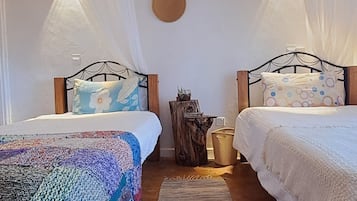 Habitación Confort con 1 cama matrimonial o 2 individuales, balcón, vista al jardín | Tabla de planchar con plancha, wifi gratis y ropa de cama