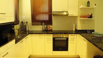 Réfrigérateur, micro-ondes, batterie de cuisine, vaisselle et ustensiles