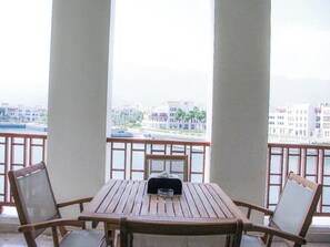 Outdoor dining - Elegant Coastal Living (As Sifah)