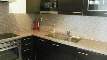 Frigorífico, microondas, lavavajillas y tostadora