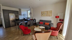 Smart TV - Capucine au soleil - Parking (Sanary-sur-Mer)