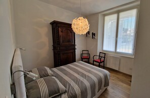 2 bedrooms, travel cot, WiFi, bed sheets - Capucine au soleil - Parking (Sanary-sur-Mer)