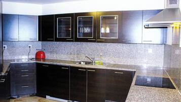 Frigorífico, microondas, lavavajillas y tostadora