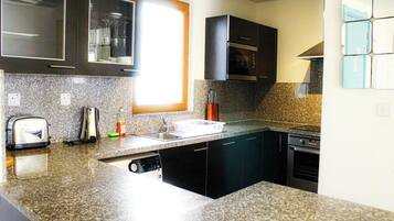 Kühlschrank, Mikrowelle, Geschirrspüler, Toaster