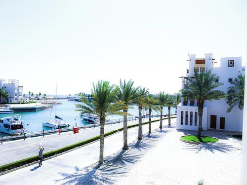 Modern 2-Bedroom with Marina Views