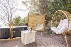 Luxury Suite, Sea View | Private spa tub