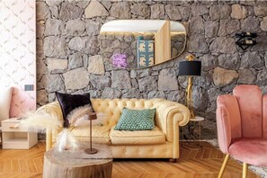 Luxury Süit, Deniz Manzaralı | Oturma alanı | Dijital TV kanalları bulunan 48 inç akıllı televizyon, Netflix