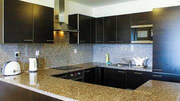 Frigorífico, microondas, lavavajillas y tostadora