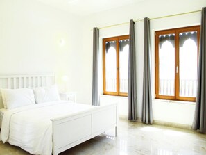 2 dormitoris, planxa i posts de planxar, Internet i roba de llit 