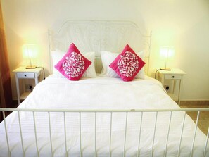 2 bedrooms, iron/ironing board, Internet, bed sheets