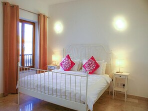 2 bedrooms, iron/ironing board, internet, bed sheets - Luxurious Marina Views (As Sifah)