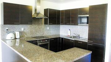 Frigorífico, microondas, lavavajillas y tostadora