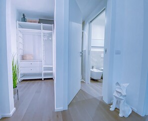 Shower, free toiletries, hair dryer, bidet