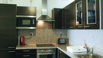 Kühlschrank, Mikrowelle, Geschirrspüler, Toaster