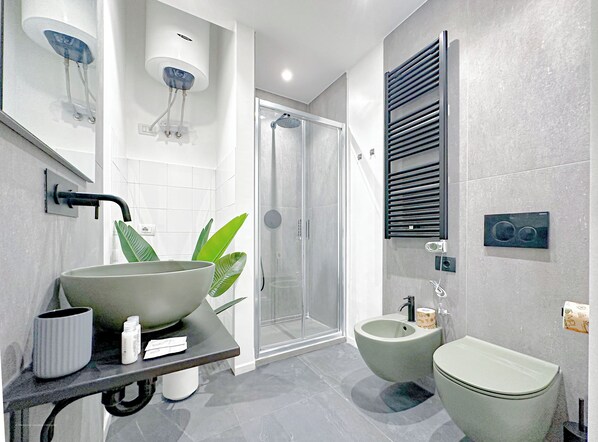 Dusche, Haartrockner, Bidet, Handtücher