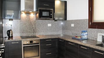 Frigorífico, microondas y utensilios de cocina