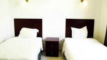 3 dormitorios, tabla de planchar con plancha, ropa de cama