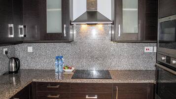 Kühlschrank, Mikrowelle, Kochgeschirr/Geschirr/Besteck