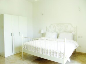 2 bedrooms, iron/ironing board, internet, bed sheets - Spacious Apartment Retreat (As Sifah)