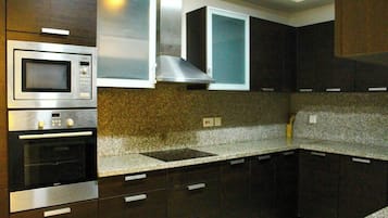 Réfrigérateur, micro-ondes, batterie de cuisine, vaisselle et ustensiles