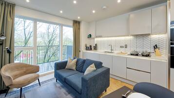 Full-sized fridge, microwave, oven, stovetop