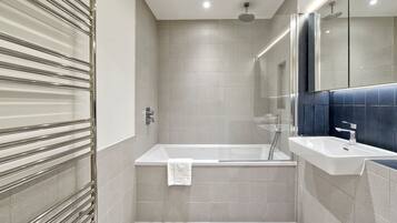 Toalettartikler (inkludert), hårføner, håndklær og såpe