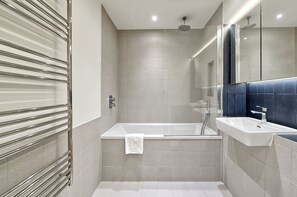 Gratis toiletartikelen, een haardroger, handdoeken, zeep